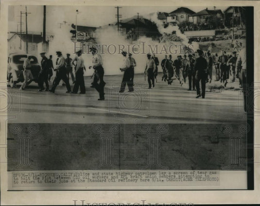1948 Press Photo Police & State Highway Patrolmen try to control the CIO strike - Historic Images