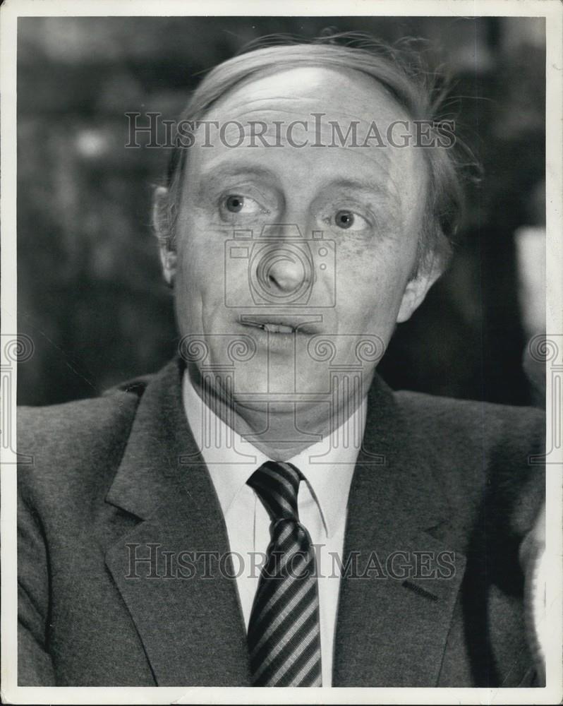 Press Photo Man in a suit - Historic Images