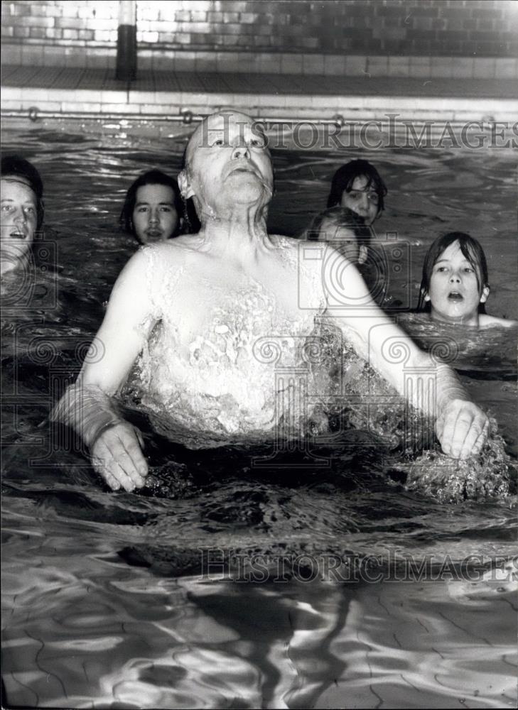 1973 Press Photo Lord Longford Goes For Swim - Historic Images