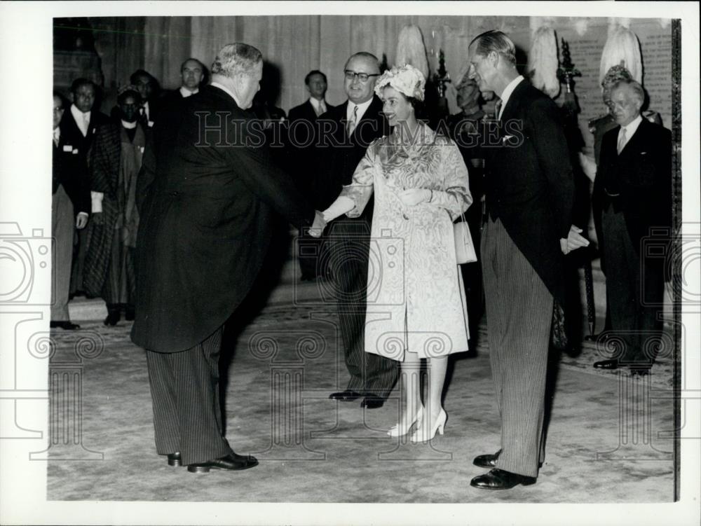 1961 Press Photo Duke of Edinburgh &amp;the Queen with Hon. Sir Alister MoMullin - Historic Images