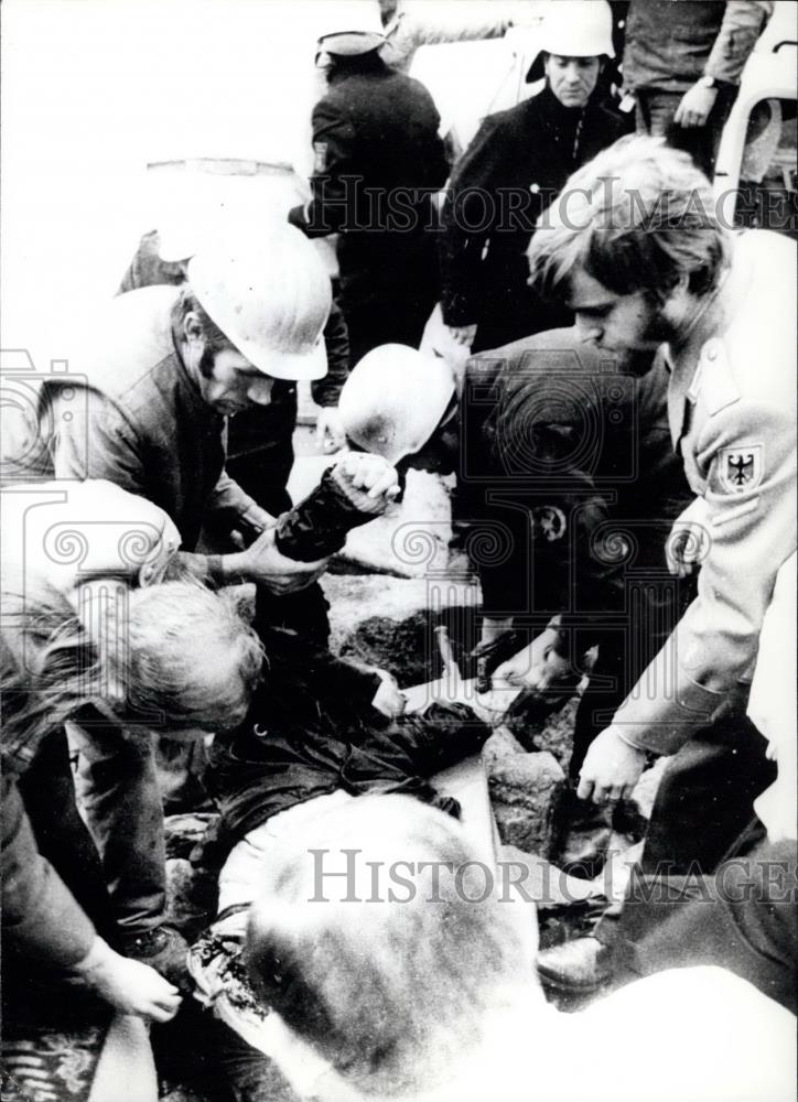 1971 Press Photo rescue workers &amp; victims of bridge collapse - Historic Images