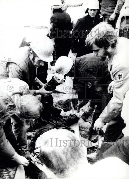 1971 Press Photo rescue workers & victims of bridge collapse - Historic Images