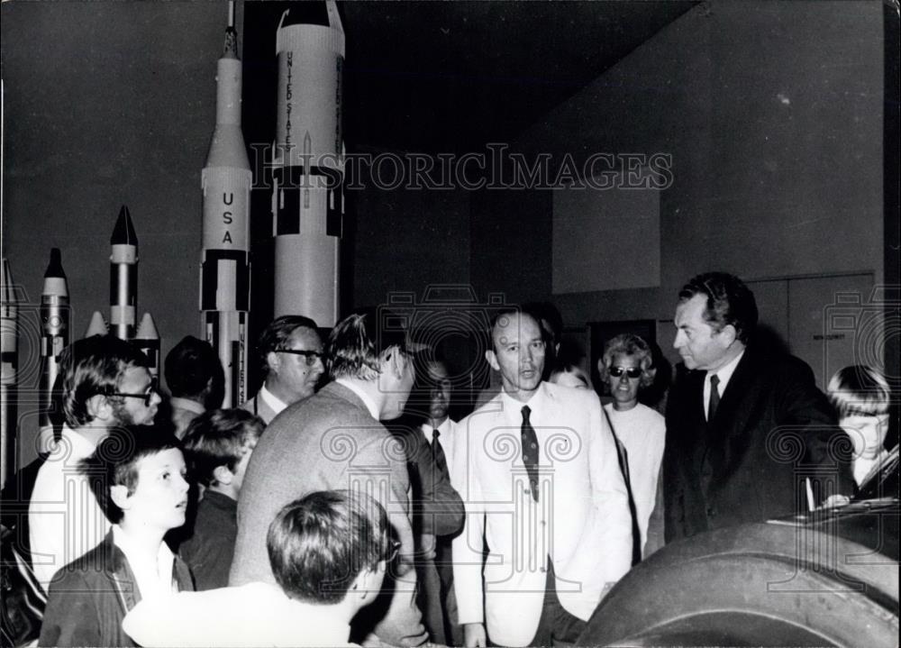 1971 Press Photo Apollo 11 Pilot Michael Collins Talks T. Stilger Munich Olympic - Historic Images