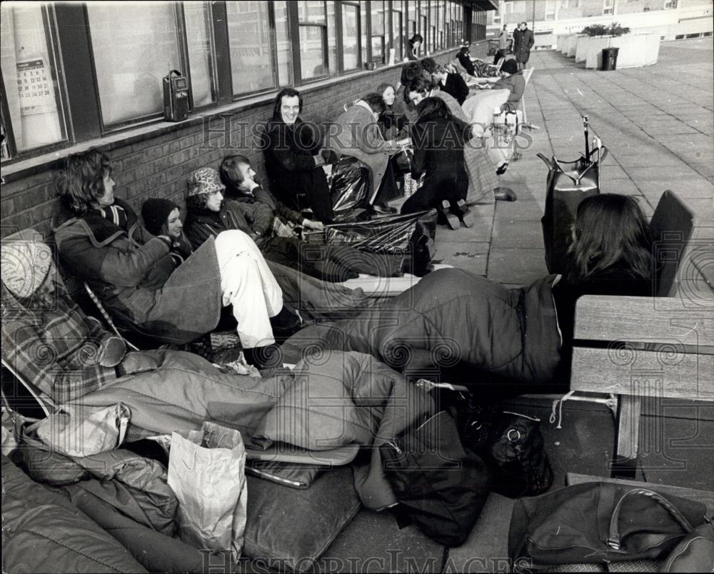 1976 Press Photo People line up to rent apartments - Historic Images