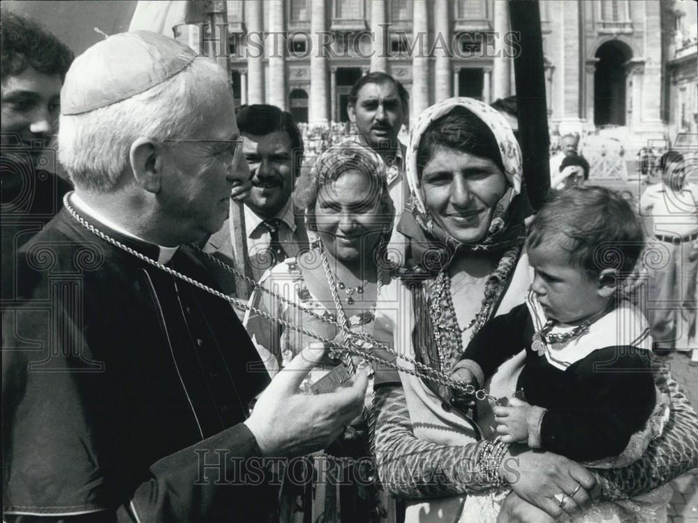 1975 Press Photo Bishop Emanuele Clariso With Holy Year Pilgrims Gypsies - Historic Images