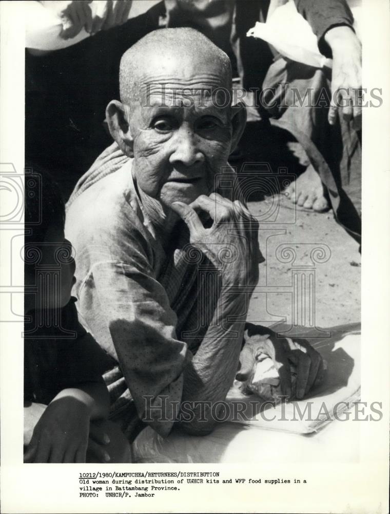 Press Photo Old woman during distribution of UNHCR kits and WFP food supplies - Historic Images