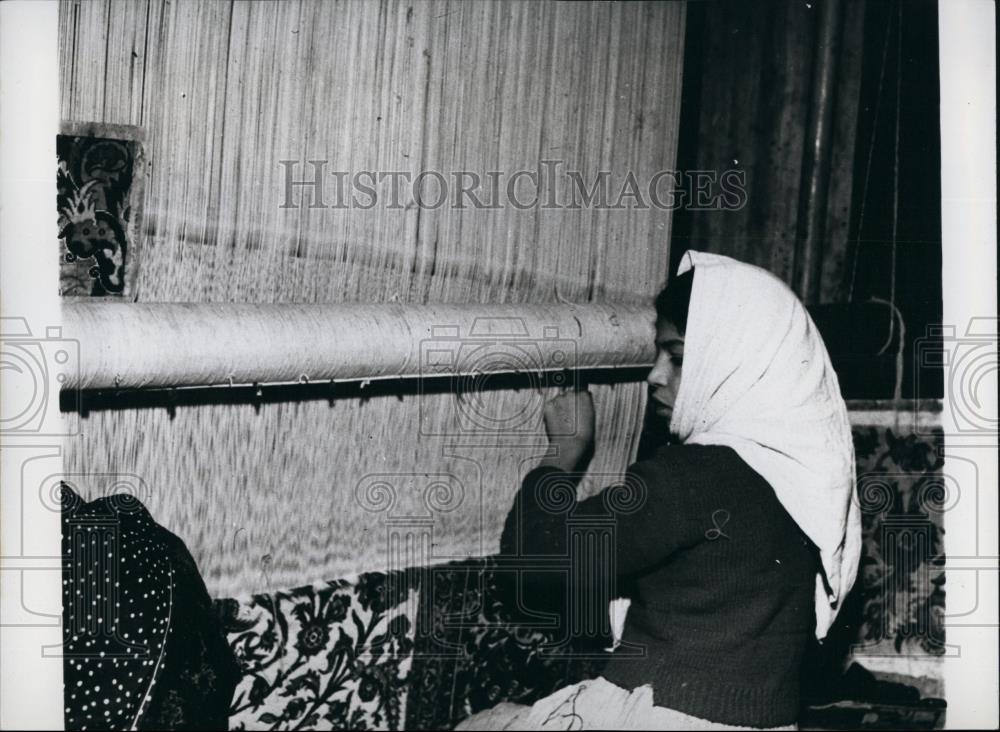 Press Photo Child Worker At Persian Looms Making Carpet At Night - Historic Images