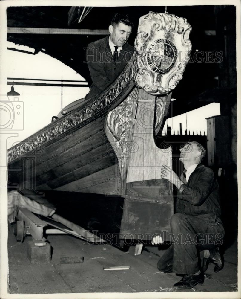 1954 Press Photo Restoring Old Barge Made For A Queen - Historic Images