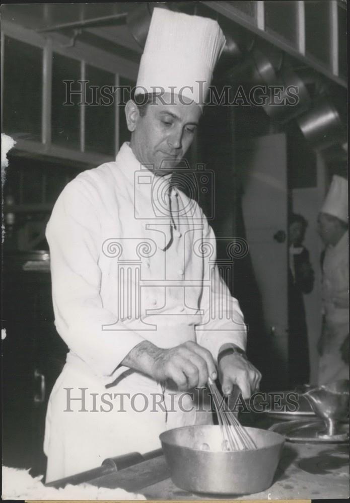 1952 Press Photo Prix Montagne Finalist Henri Mercier Prepares Meal - Historic Images