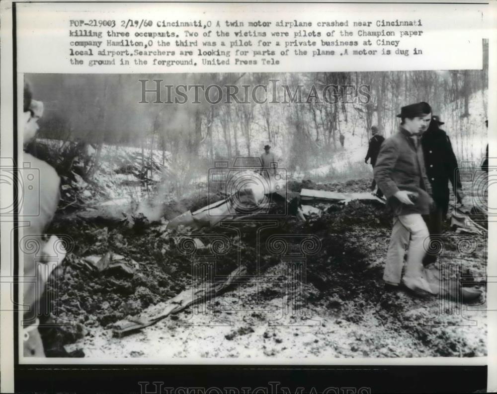 1960 Press Photo Twin motor airplane crashed near Cincinnati killing occupants - Historic Images