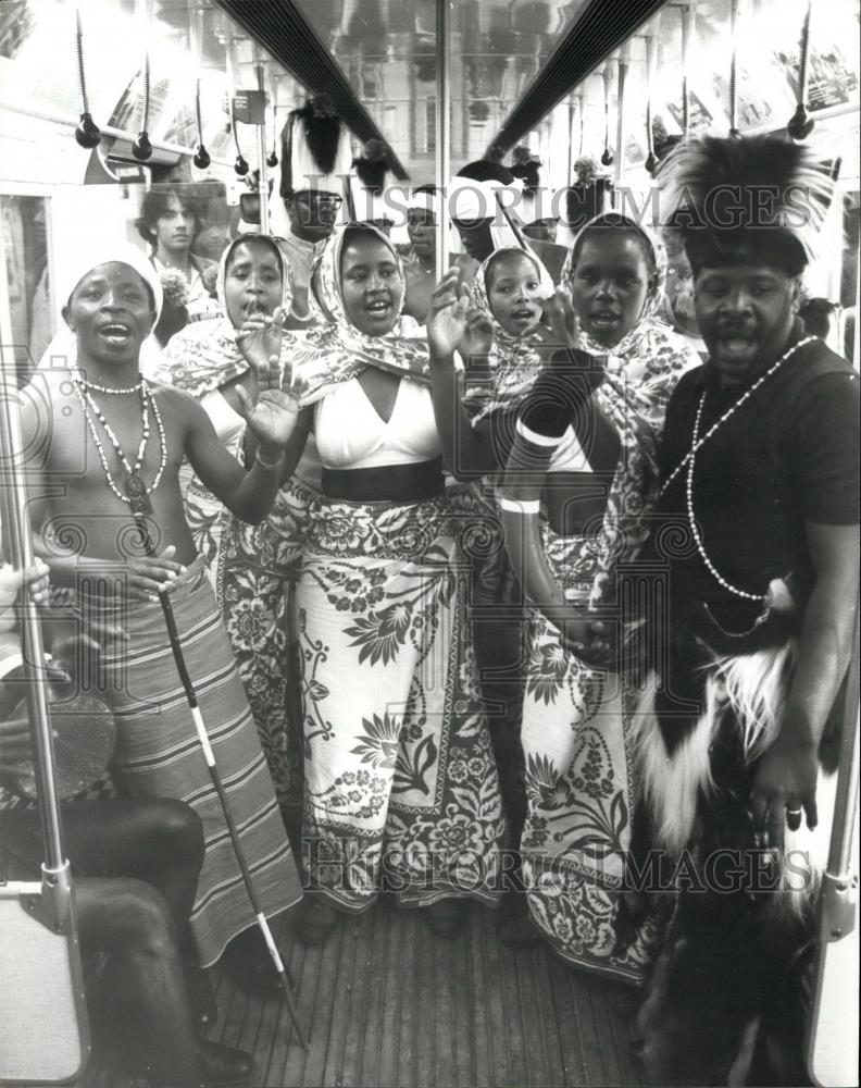 1980 Press Photo Members of The Kenya Army Band And Dancers Go By Underground - Historic Images