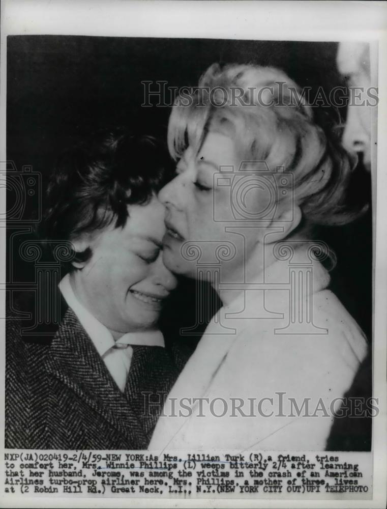 1959 Press Photo Mrs. Lillian Turk, a friend, tries to comfort, Mrs. Winnie - Historic Images