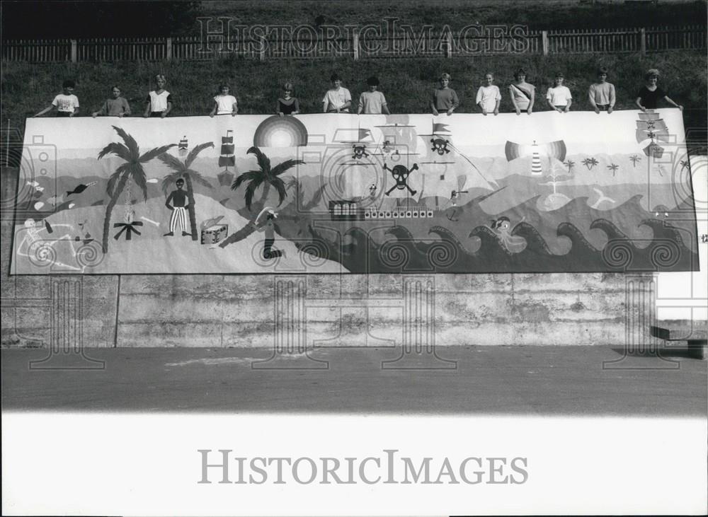 1985 Press Photo Mural drawn in a Swiss classroom - Historic Images