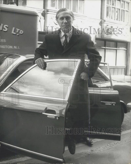 1973 Press Photo Lonrho CEO Roland Rowland Heading to Court - Historic Images