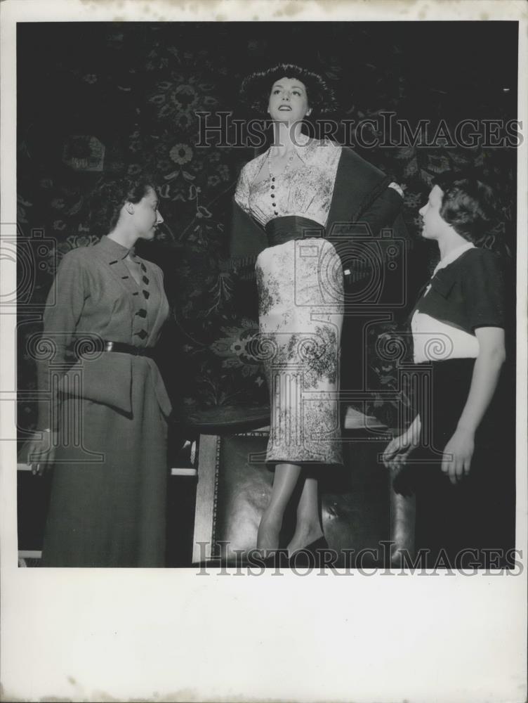 Press Photo Arafat mannequin wearing Jacques Fath - Historic Images