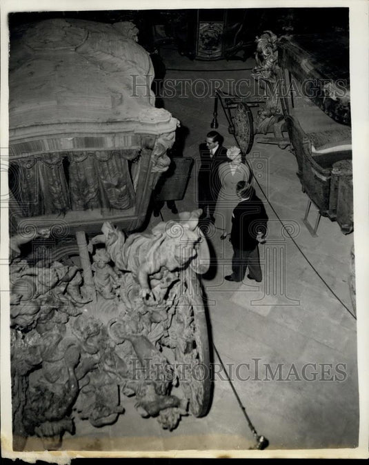 1957 Press Photo H.M. The Queen visits coach museum in Portugal - Historic Images