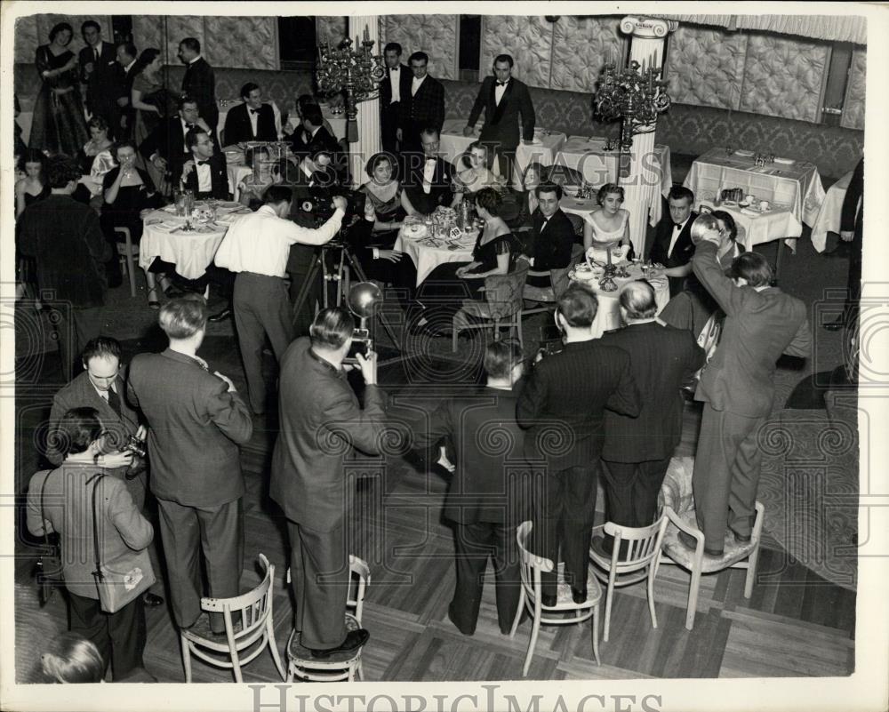 1954 Press Photo Socialites Attend Party At CafÃƒÆÃÂ© de Paris - Historic Images