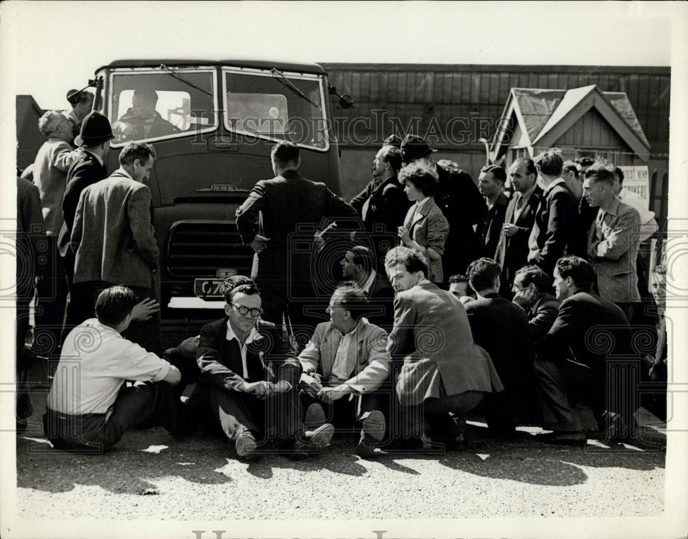 Press Photo Sit-down strikers hold up lorries in Birmingham - Historic Images