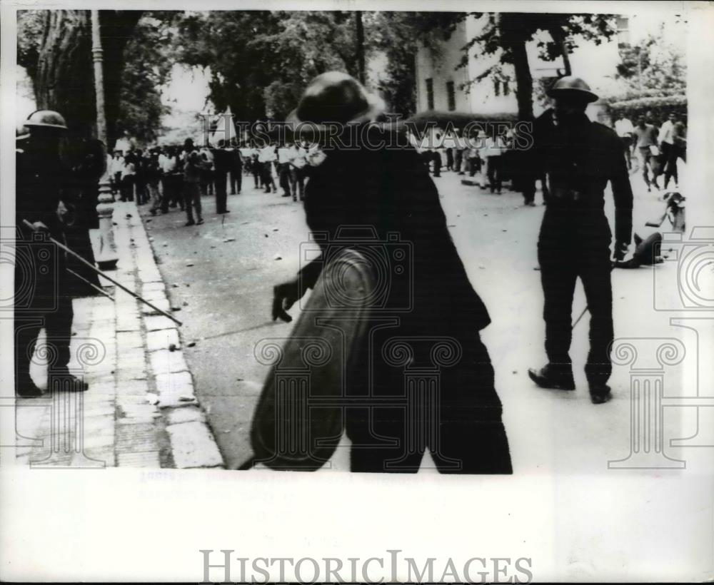 1965 Press Photo Policemen clashed with the students during the strike - Historic Images
