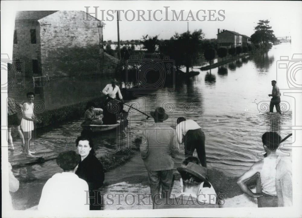 1957 Press Photo River Bursts Banks In Po Delta in Italy - Historic Images