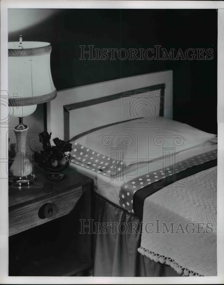 1951 Press Photo The nice bedsheets and pillow case with polka dots lining - Historic Images