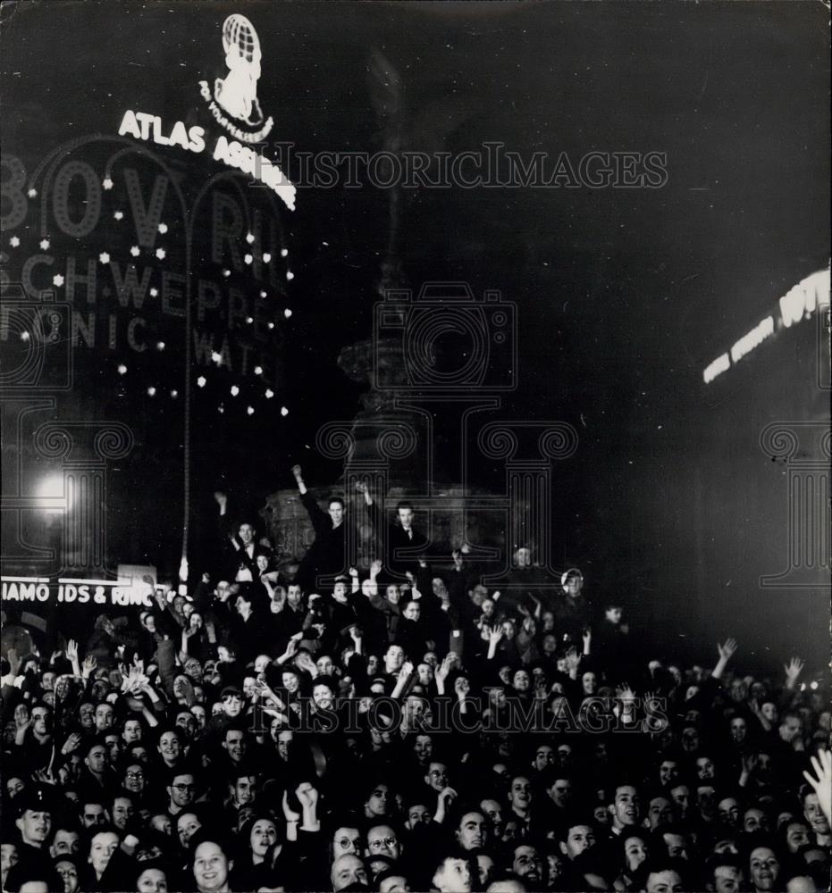 1949 Press Photo Lights Going On Picadilly Circus Eros Crowd Cheering - Historic Images