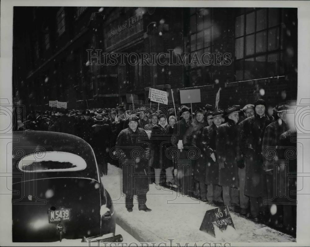 1946 Press Photo Pickets at Westinghouse Plant in Chicago in Snow - Historic Images