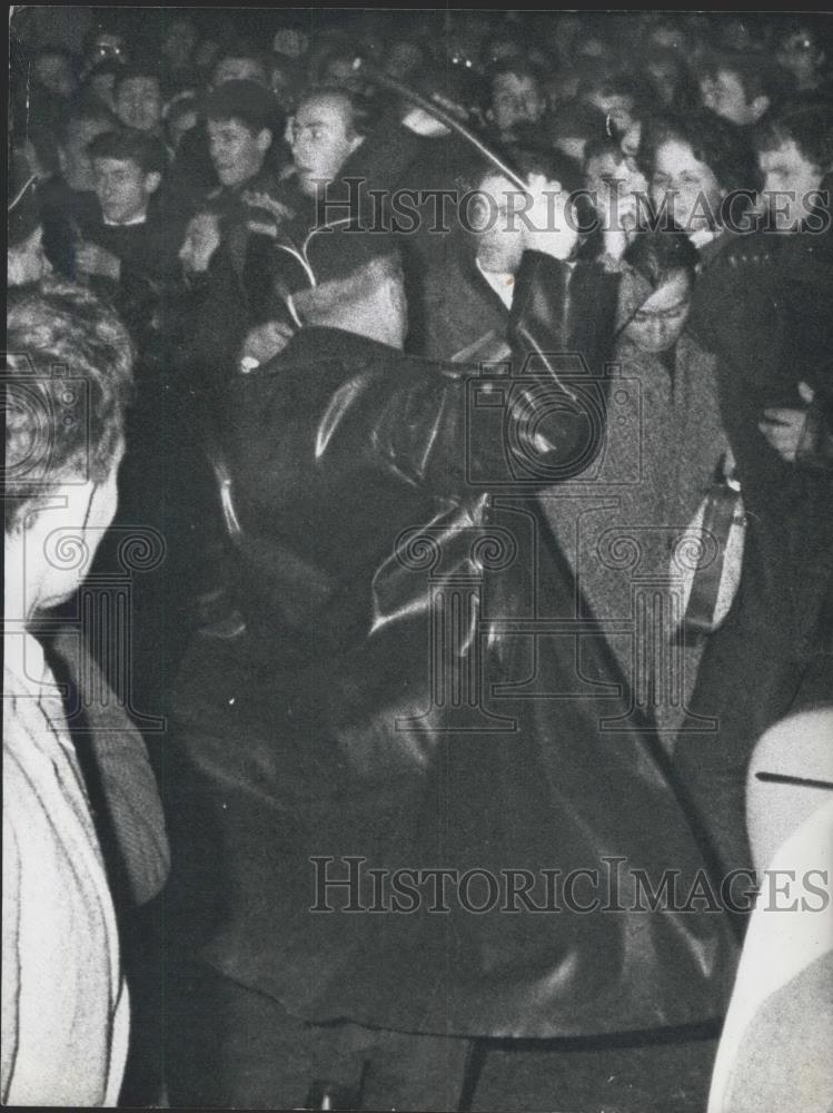 Press Photo Demonstrators held Back By Riot Police - Historic Images