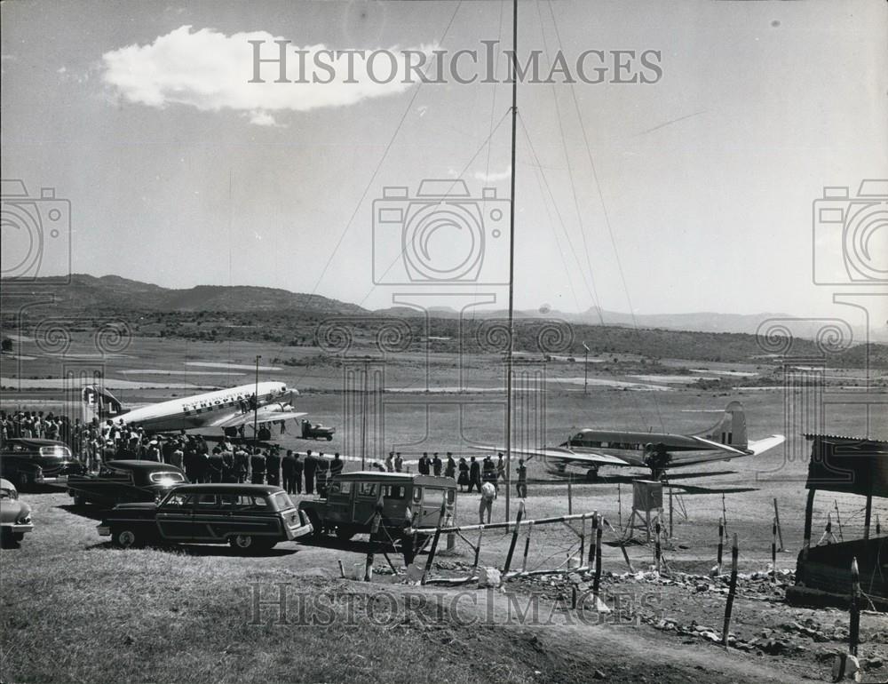 Press Photo Duke and Duchess of Glocester at the Airport at Ethiopia&#39;s - Historic Images