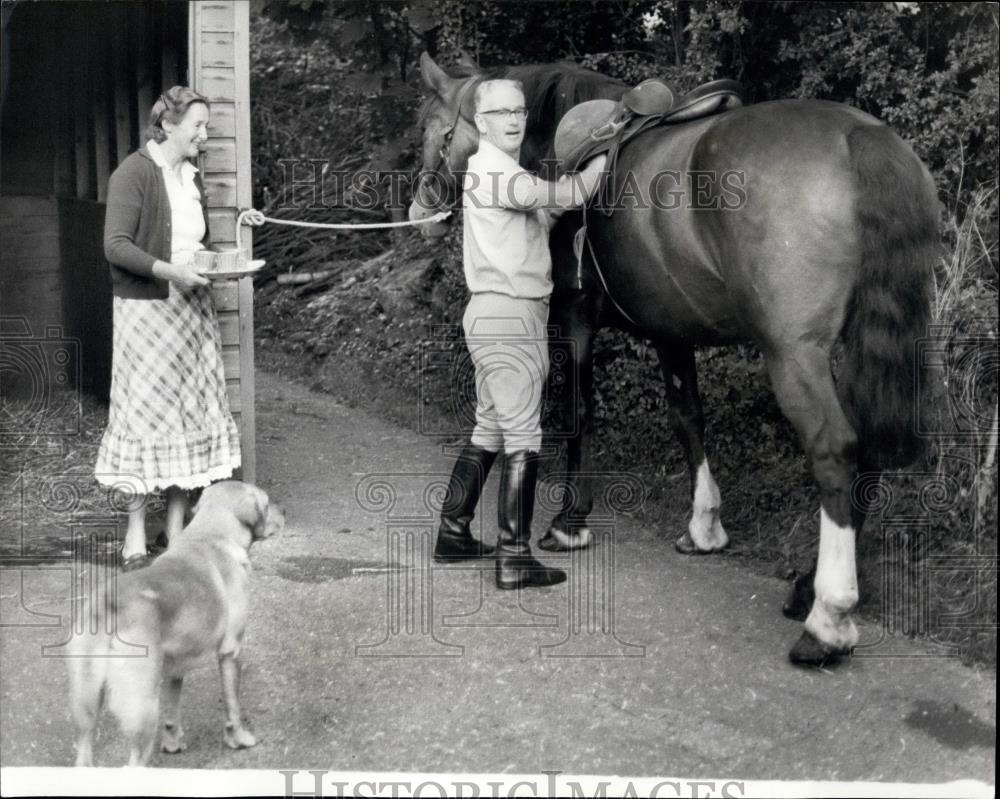 Press Photo horse now arriving at bank station - Historic Images