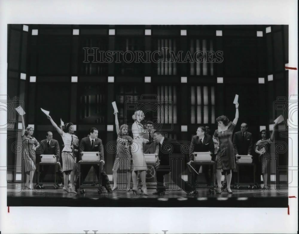 1996 Press Photo Matthew Broderick In How To Succeed In Business Without Really - Historic Images