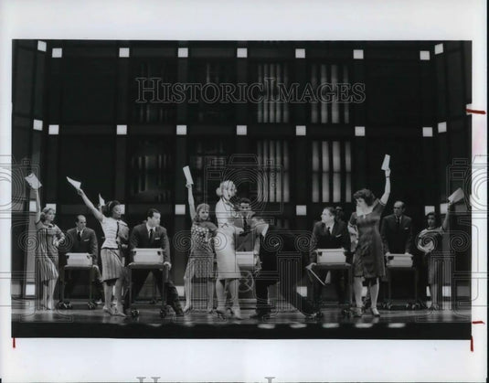 1996 Press Photo Matthew Broderick In How To Succeed In Business Without Really - Historic Images