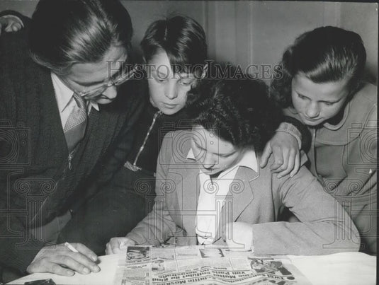 1956 Press Photo Family Reads With Peter Kraemer. - Historic Images