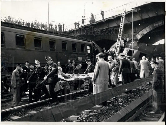 1952 Press Photo The scene after the train crash near Hamburg - Historic Images