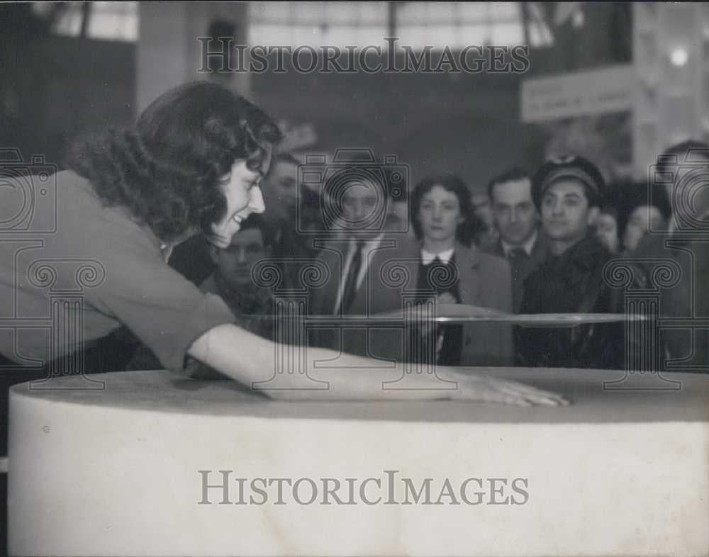 Press Photo Wheel Tray Tourist Attraction - Historic Images