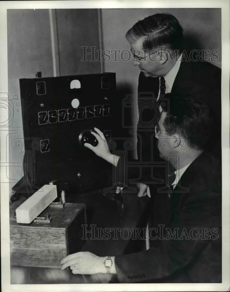 1941 Press Photo New Testing Device for Concrete Durability - Historic Images