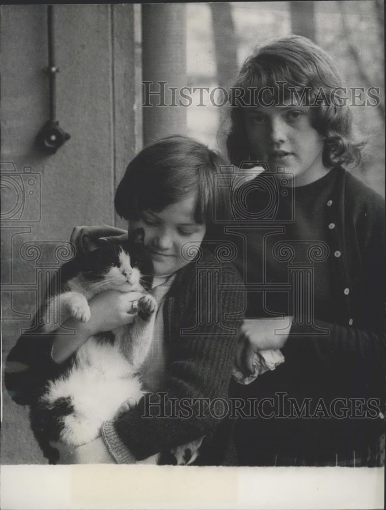 1964 Press Photo Rosnie Benence,sister Collette and their cat - Historic Images