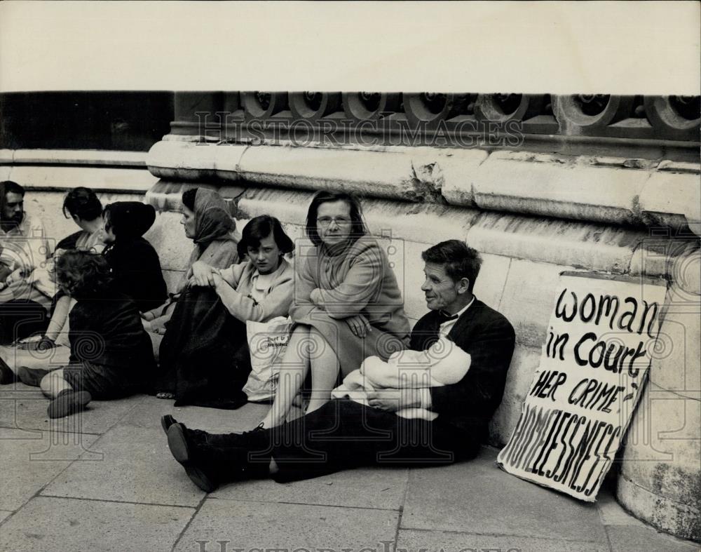 1966 Press Photo 200 Women Protest Eviction In London - Historic Images