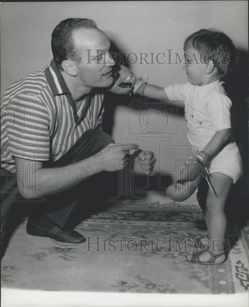 1963 Press Photo Boxer Henry Cooper - Historic Images
