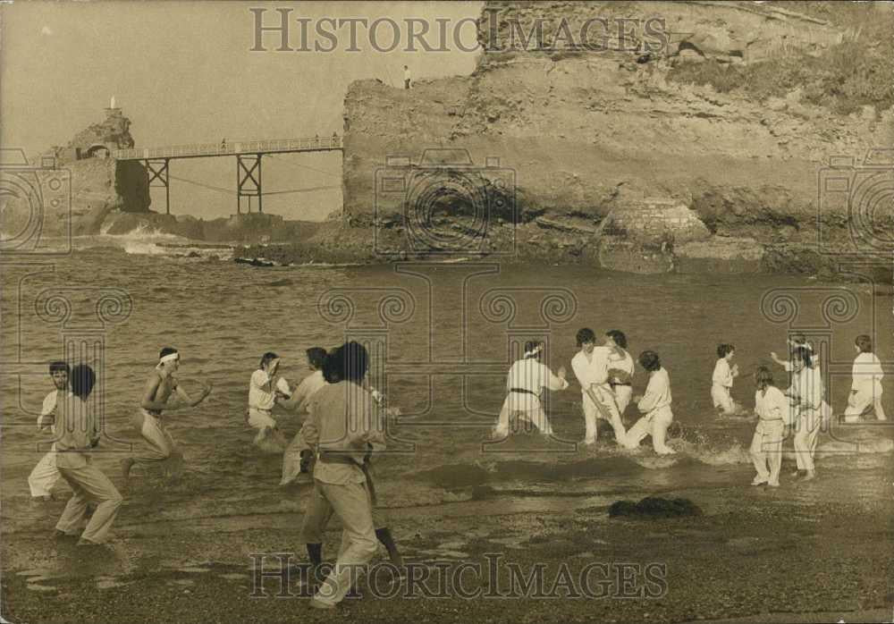 Press Photo Students Practice Martial Arts in River - Historic Images