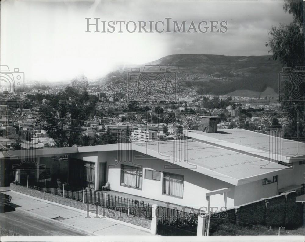 Press Photo Modern residence area of Quito Ecuador - Historic Images