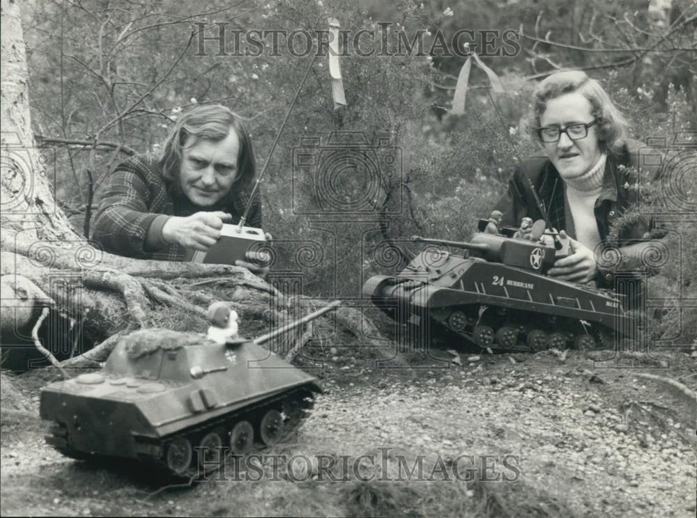 Press Photo Frank Perry left and Michael Burr and toy tanks - Historic Images