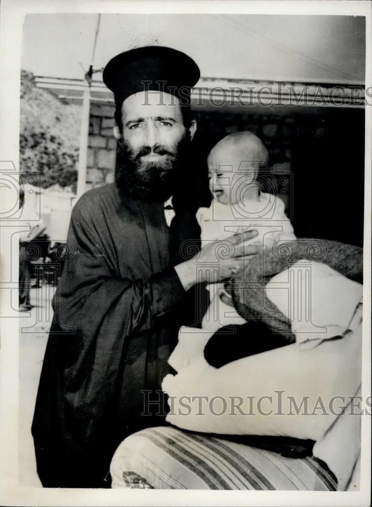 1953 Press Photo The priest In Ithika Holds Baby Orphaned By Greek Earthquake - Historic Images