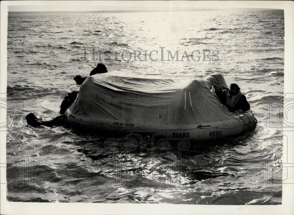 1954 Press Photo Survival Training School at Gosport In Life Rafts - Historic Images