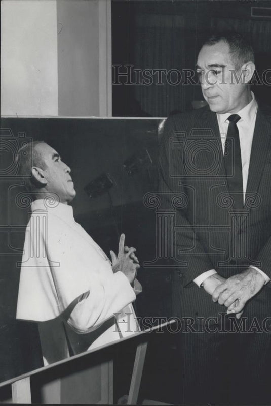 1968 Press Photo Sir Laurence Olivier & Anthony Quinn Hold Press Conference - Historic Images
