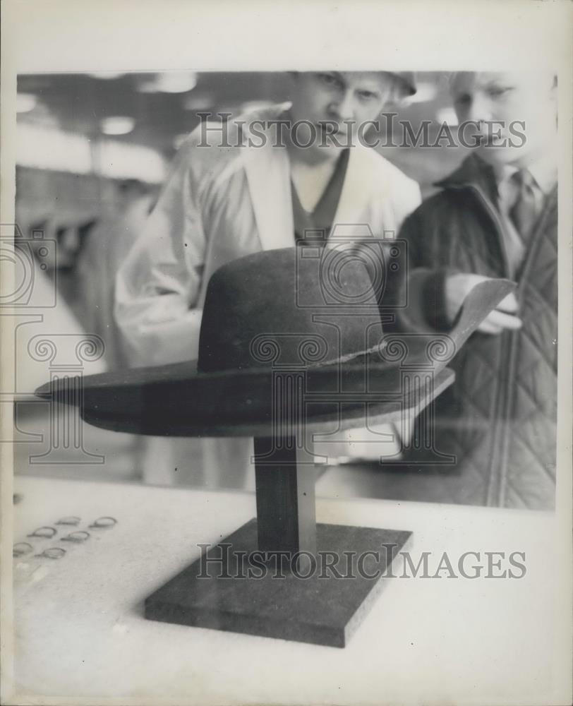 Press Photo Three Hundred Year Old Hat - Historic Images