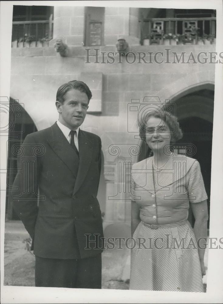 1955 Press Photo Chris Chataway News Commentator Lady Harding Government House - Historic Images