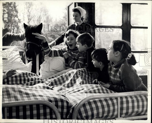 1972 Press Photo Pony Visiting Children's Heart Hospital Patients West Wickham - Historic Images