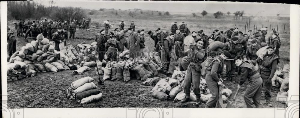 1953 Press Photo Troops fill sandbags to seal the breaches in sea wall - Historic Images