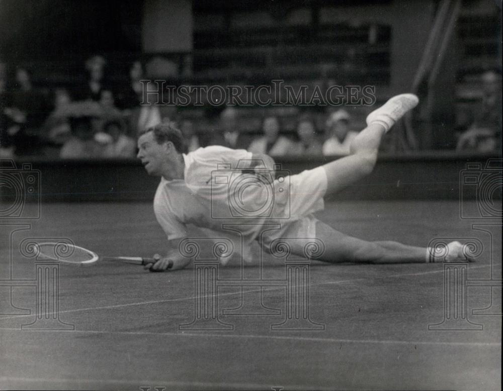 1966 Press Photo G.Stilwell falls at Wimbledon Tennis Tournament - Historic Images